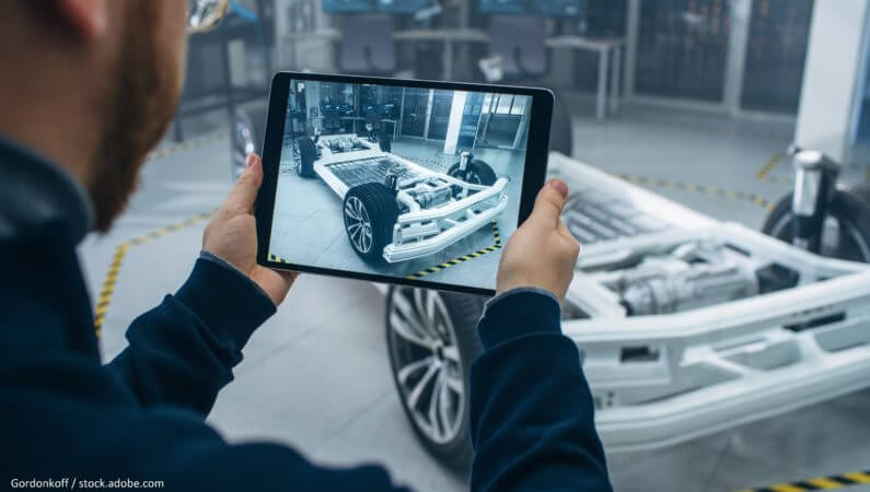 Insinööri käyttää lisätyn todellisuuden sovellusta tabletilla